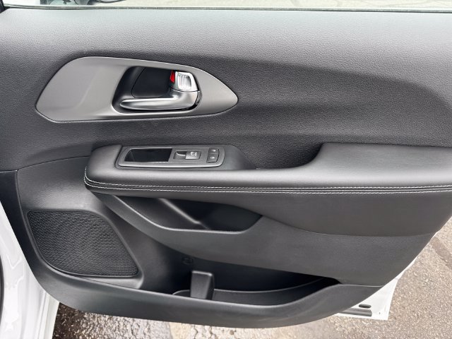 New 2027 Chrysler Pacifica Select FWD image 13