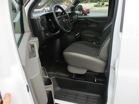 Used 2024 GMC Savana 2500 w/ Driver Convenience Package image 12