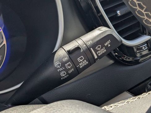Used 2024 Chrysler Pacifica Touring-L FWD image 26