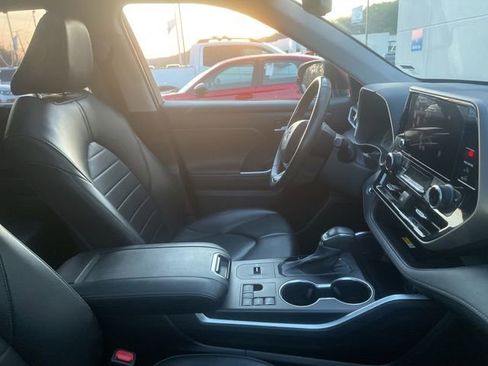 Used 2023 Toyota Highlander XLE image 6