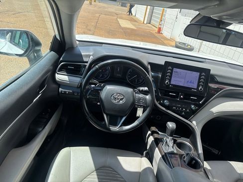 Used 2022 Toyota Camry SE FWD image 2
