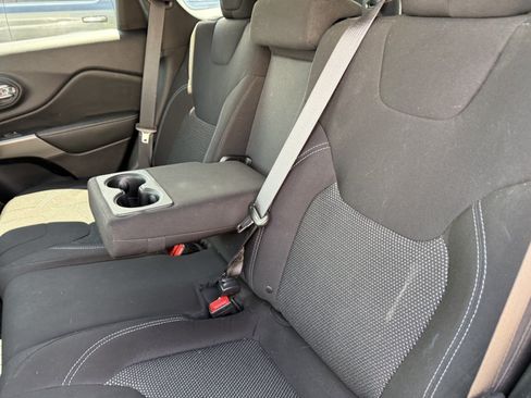 Used 2019 Jeep Cherokee Latitude w/ Cold Weather Group AWD/4WD image 14