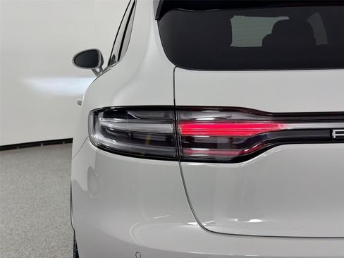 Certified 2026 Porsche Macan AWD/4WD image 16