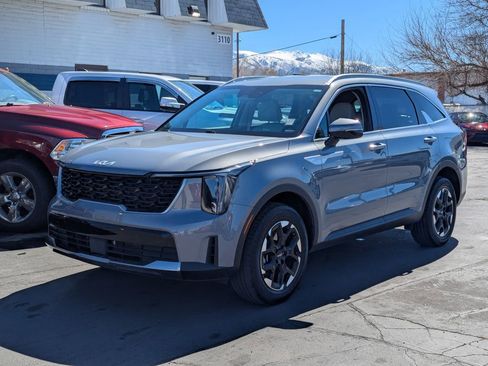 Used 2025 Kia Sorento S image 8
