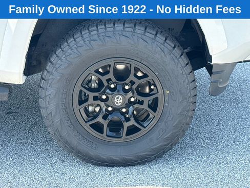 Used 2022 Toyota Tacoma SR5 w/ Technology Package RWD image 12
