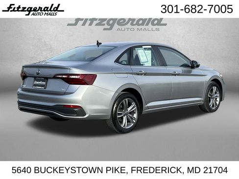 Used 2024 Volkswagen Jetta SE image 7