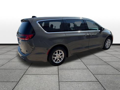 Used 2023 Chrysler Pacifica Touring-L FWD image 5