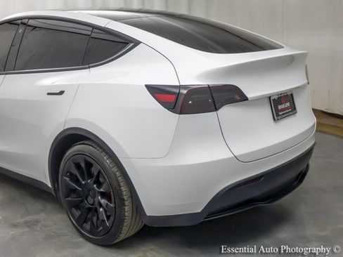Used 2021 Tesla Model Y Long Range image 9