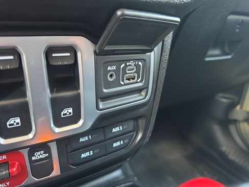 Used 2025 Jeep Wrangler Sport AWD/4WD image 32