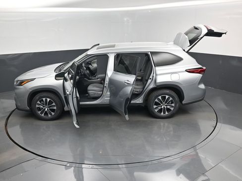 Used 2023 Toyota Highlander XLE FWD image 17