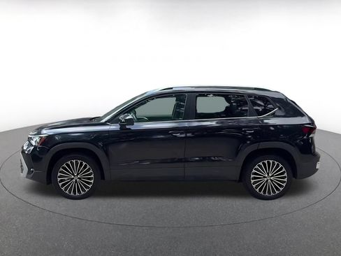 Used 2025 Volkswagen Taos SE FWD image 8