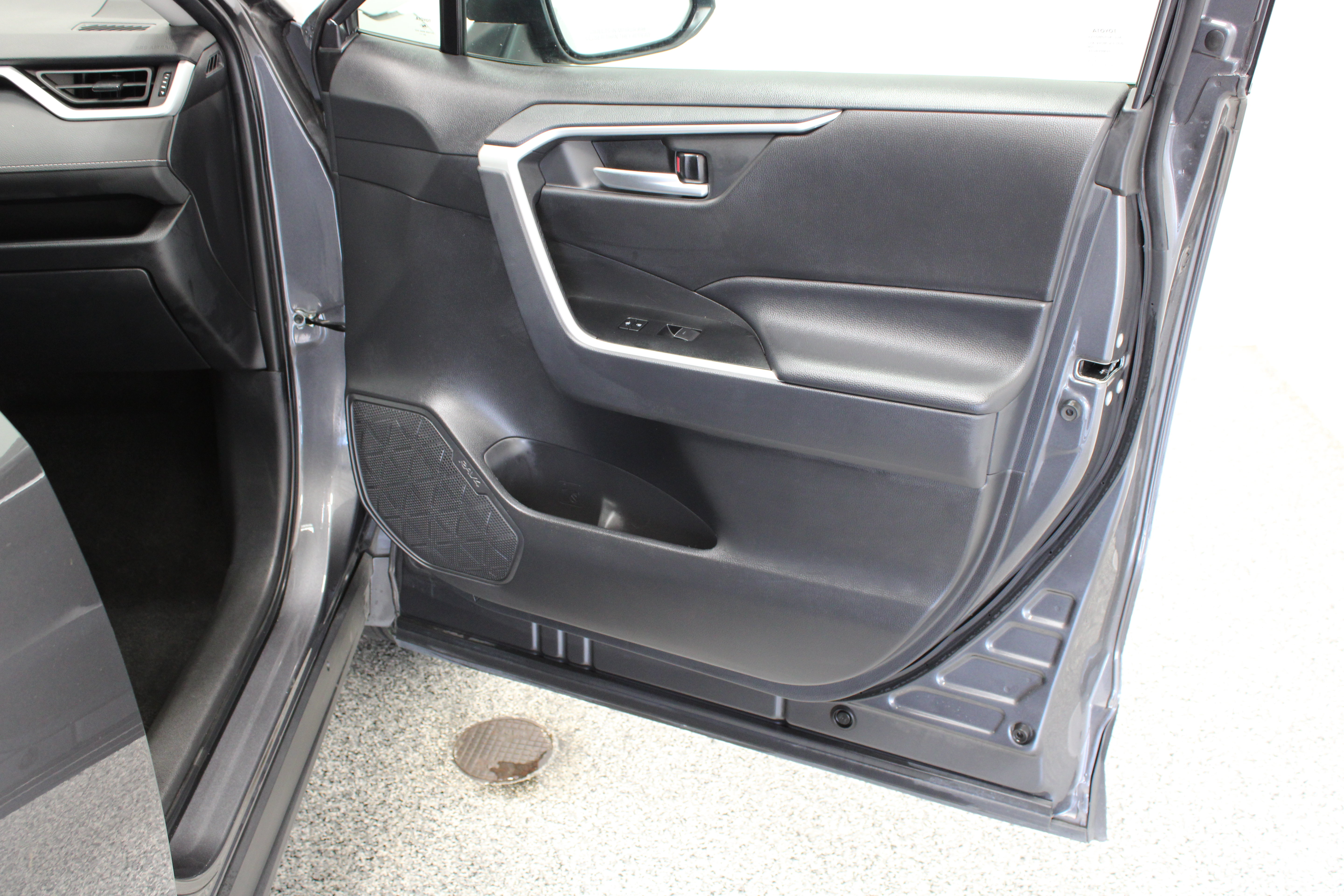 Used 2025 Toyota RAV4 XLE FWD image 34