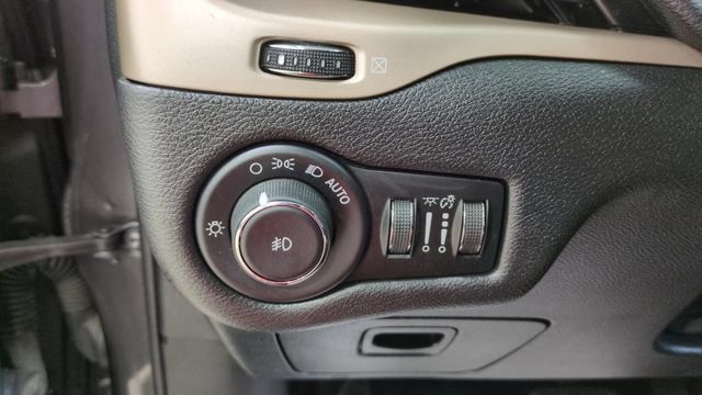 Used 2016 Jeep Cherokee Latitude w/ Cold Weather Group AWD/4WD image 32