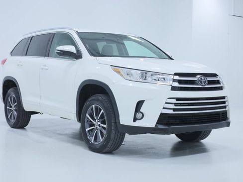 Used 2017 Toyota Highlander XLE image 3