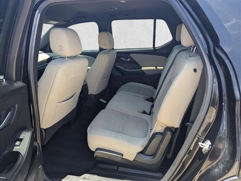 Used 2022 Chevrolet Traverse LS FWD image 17