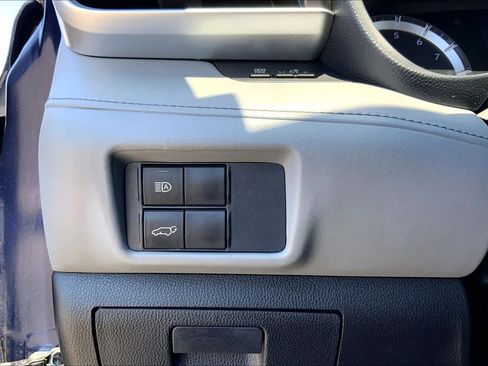 Used 2021 Toyota Highlander LE FWD image 33