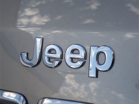 Used 2019 Jeep Cherokee Latitude w/ Popular Appearance Group image 28