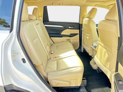 Used 2015 Toyota Highlander XLE FWD image 13