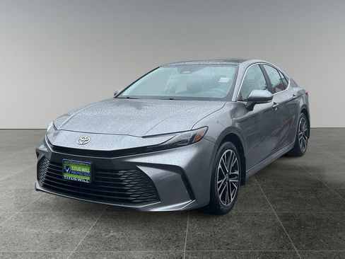 Used 2025 Toyota Camry XLE AWD/4WD image 3