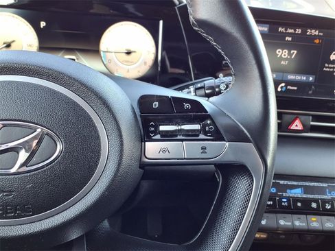 Used 2021 Hyundai Elantra SEL w/ Convenience + Premium Package image 18