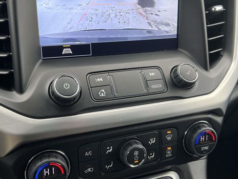 Used 2022 GMC Acadia SLE w/ Driver Convenience Package image 16