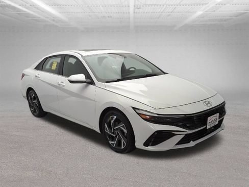 Used 2025 Hyundai Elantra SEL FWD image 11