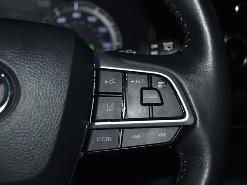 Used 2024 Toyota Highlander AWD image 9