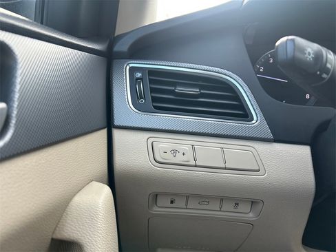 Used 2017 Hyundai Sonata SE image 18