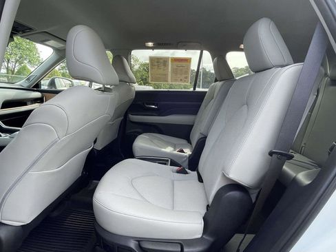 Used 2024 Toyota Grand Highlander AWD image 17
