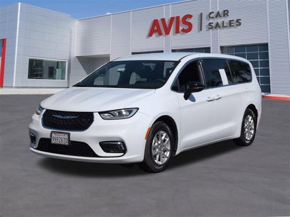 Used 2025 Chrysler Pacifica Select