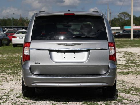 Used 2013 Chrysler Town & Country Touring FWD image 7