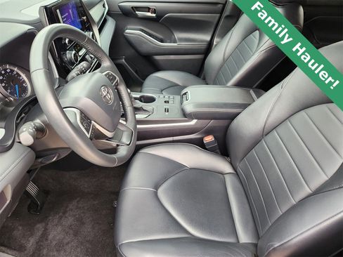 Used 2024 Toyota Highlander XLE image 14