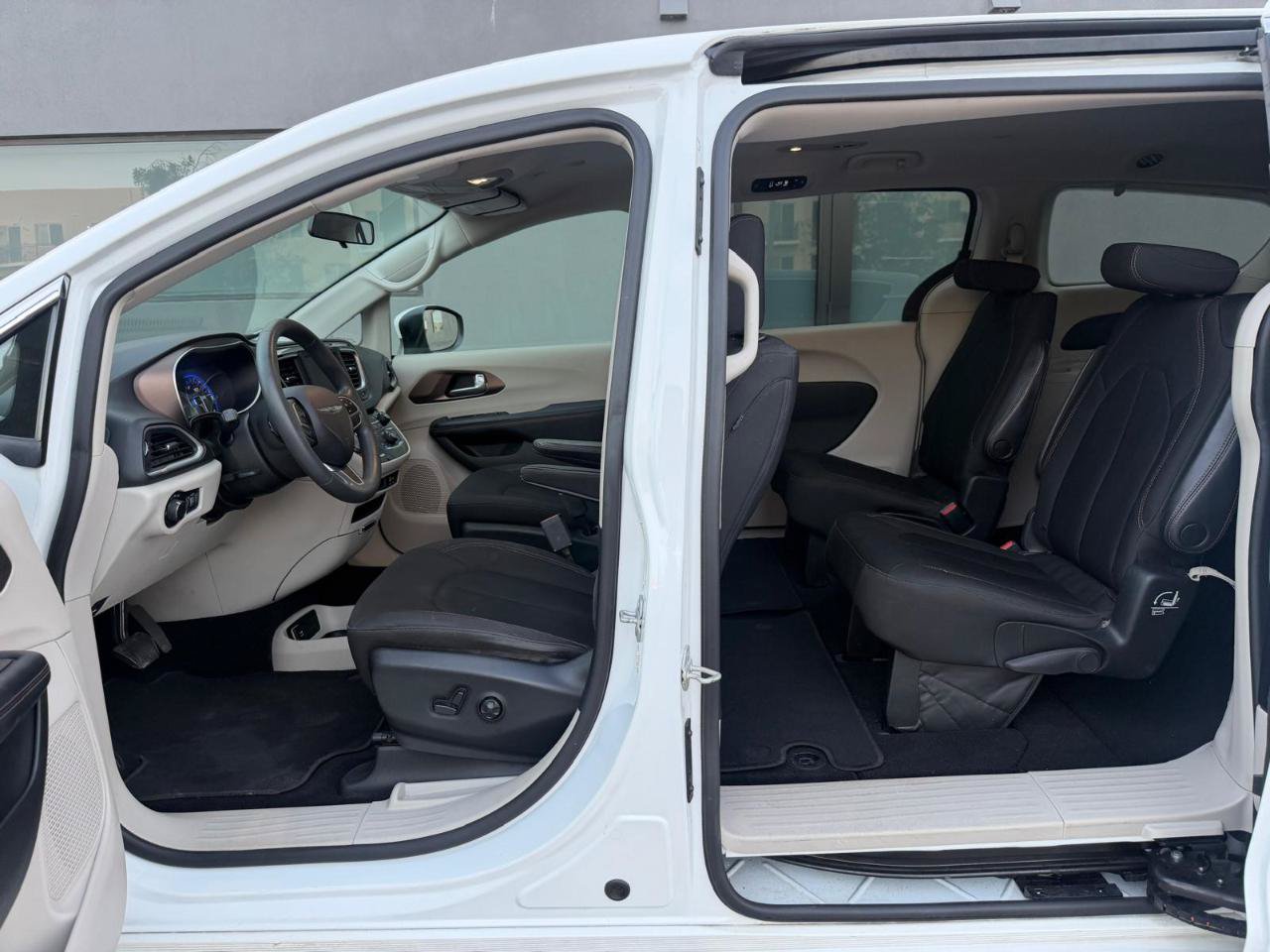 Used 2018 Chrysler Pacifica LX FWD image 15