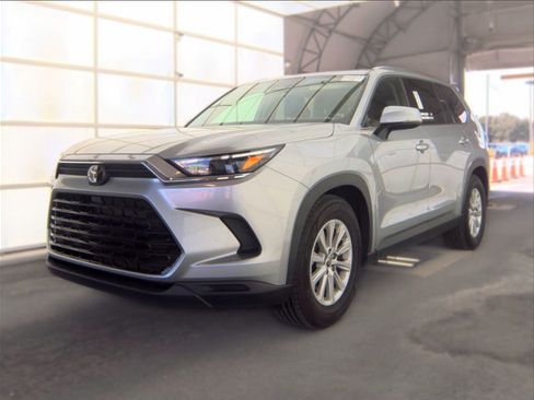 Used 2025 Toyota Grand Highlander FWD image 4