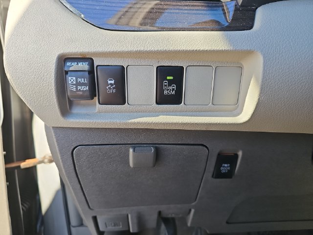 Used 2016 Toyota Sienna XLE FWD image 24