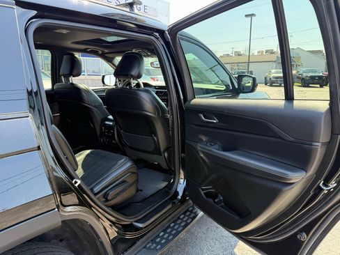 Used 2024 Jeep Grand Cherokee L Laredo image 45