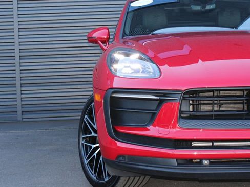 Certified 2025 Porsche Macan AWD/4WD image 38