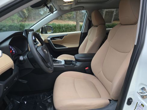 Used 2019 Toyota RAV4 XLE image 14