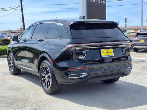 Used 2024 Lincoln Nautilus Premier image 4