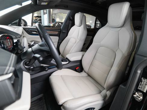 Certified 2025 Porsche Macan 4S Electric AWD/4WD image 5