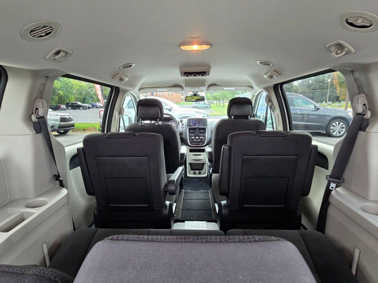 Used 2018 Dodge Grand Caravan SE w/ UConnect Hands-Free Group FWD image 25