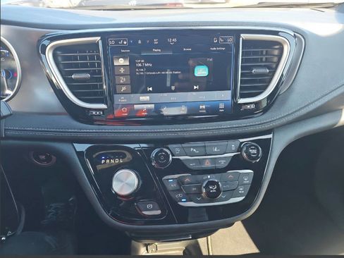 Used 2025 Chrysler Pacifica Select image 12