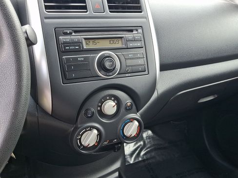 Used 2014 Nissan Versa SV FWD image 19