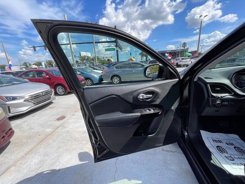 Used 2019 Jeep Cherokee Latitude Plus AWD/4WD image 7