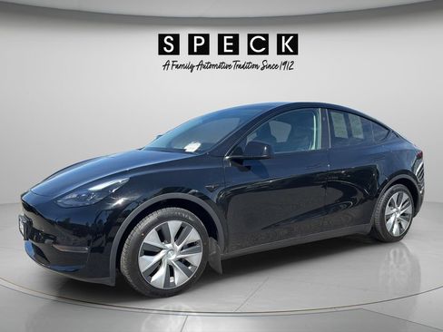 Used 2024 Tesla Model Y Long Range AWD/4WD image 1