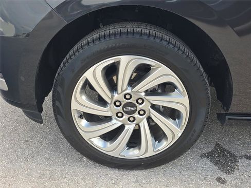 Certified 2024 Lincoln Navigator Reserve AWD/4WD image 10