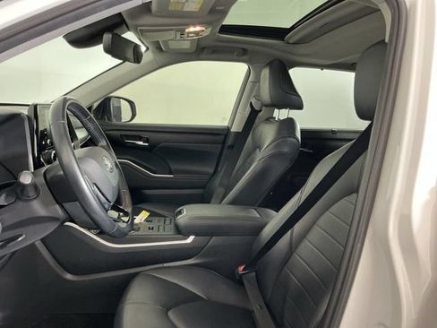 Used 2020 Toyota Highlander XLE AWD/4WD image 14
