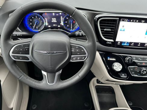 Used 2024 Chrysler Pacifica Touring-L image 14