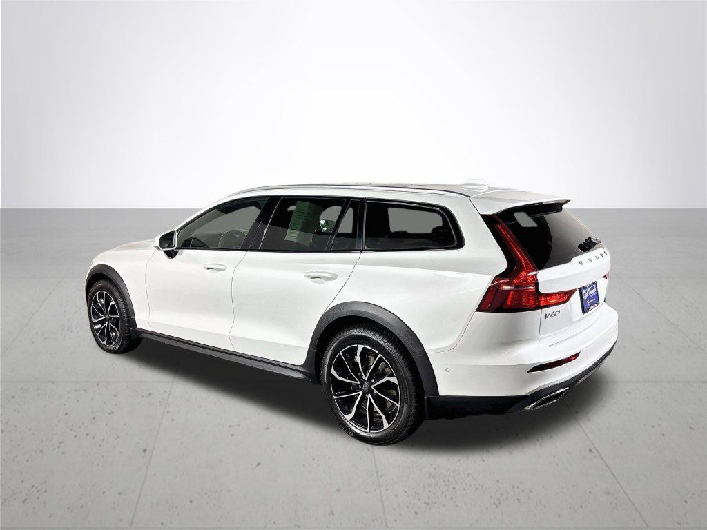 Used 2020 Volvo V60 T5 Cross Country AWD/4WD image 8