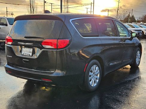 Used 2021 Chrysler Voyager L image 6